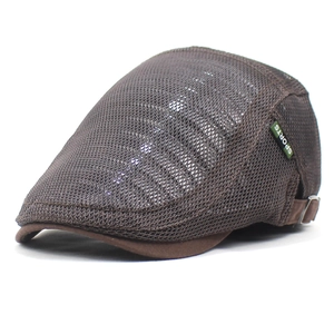 Primer plano de la gorra plana de malla marrón con bordado SPORTS y hebilla metálica