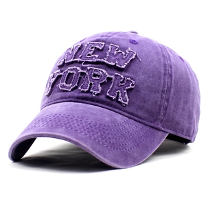 Dettaglio del cappello da baseball New York in cotone lavato viola con ricamo vintage