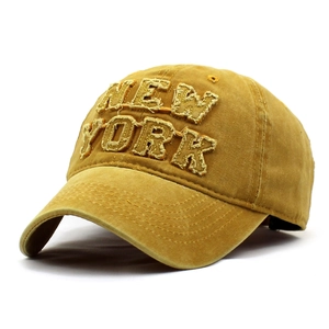Dettaglio ricamo New York su cappellino da baseball vintage in cotone lavato e usurato