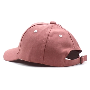 Dettaglio del cappellino rosa in tela con fibbia metallica e occhielli traspiranti