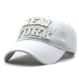 Berretto da baseball in cotone bianco con ricamo vintage New York su sfondo bianco