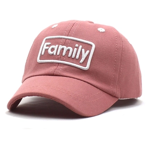 Dettaglio cappellino baseball rosa con ricamo family e occhielli bianchi