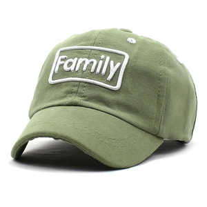 Dettaglio ravvicinato del berretto in cotone verde militare con ricamo quadrato Family