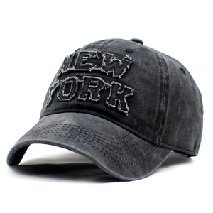 Dettaglio del ricamo della scritta New York sul cappello da baseball vintage lavato