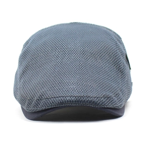 Vista detallada de la textura de malla transpirable gris oscuro en gorra deportiva
