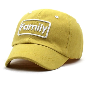 Dettaglio del ricamo bianco Family di alta qualità su un cappellino in tela gialla