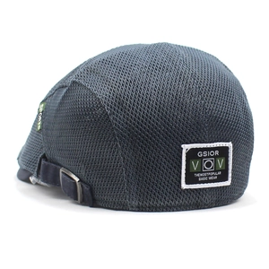 Gorra deportiva de malla gris oscuro transpirable para verano con hebilla de metal ajustable