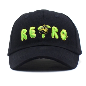 Détail de la broderie 3D RETRO verte et du chien de dessin animé sur casquette noire
