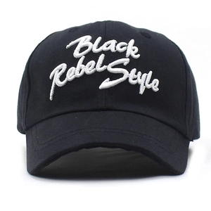 Dettaglio del ricamo 3D Black Rebel Style sul berretto da baseball in cotone per bambini