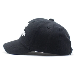 Dettaglio del ricamo Lucky Style su cappello da baseball in cotone nero per bambini