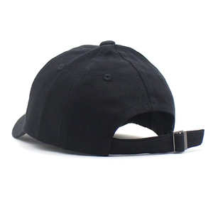 Détail de l'arrière d'une casquette en coton noir pour enfant avec boucle réglable