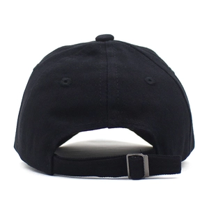 Vue détaillée de l'arrière de la casquette enfant noire avec boucle en métal réglable