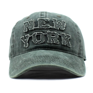 Dettaglio del ricamo New York e cotone lavato sulla superficie del cappello baseball grigio