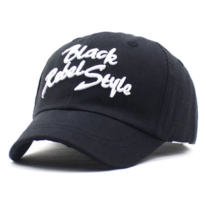 Dettaglio del ricamo 3D Black Rebel Style su un cappellino da baseball in cotone