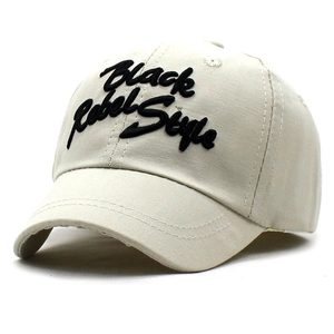 Dettaglio del ricamo 3D Black Rebel Style sul cappellino da baseball in cotone beige