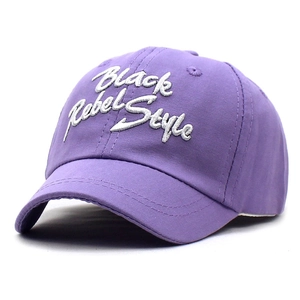 Dettaglio del cappellino in cotone viola con ricamo bianco Black Rebel Style