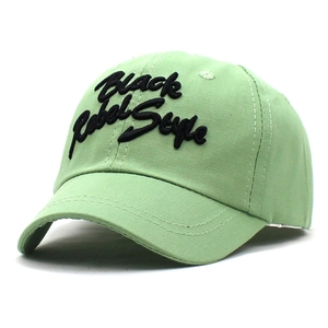 Dettaglio ravvicinato del cappellino in cotone verde menta con ricamo 3D Black Rebel Style