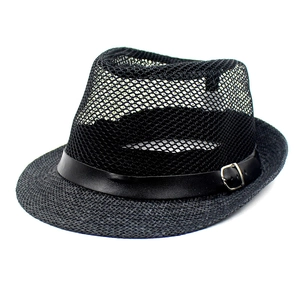 Detail eines schwarzen Fedora-Hutes mit atmungsaktivem Netz und Lederband
