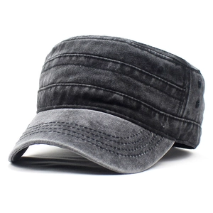 Dettaglio del cappello militare in cotone lavato con occhielli e cuciture decorative