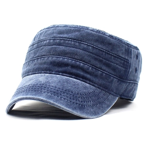 Dettaglio del cappello cadet in cotone blu navy con cuciture rinforzate e occhielli in metallo
