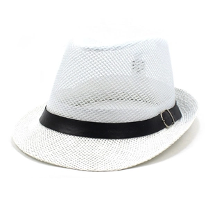 Detailansicht weißer Mesh-Fedora-Hut mit atmungsaktiver Textur und schwarzem Gürtel mit Schnalle