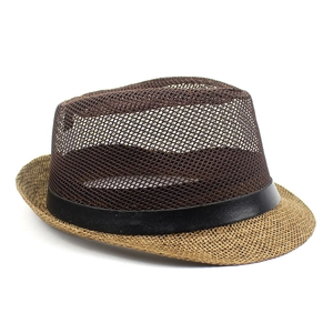 Detail der Netzkrone und Strohkrempe eines atmungsaktiven Sommer-Fedoras mit Lederband