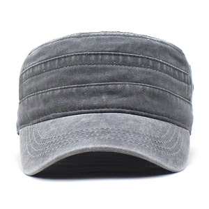 Dettaglio del tessuto in cotone lavato grigio scuro e cuciture della corona del cappello
