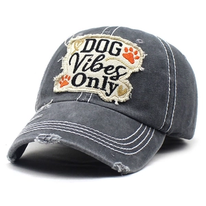 Dettaglio del cappellino baseball grigio in cotone con ricamo DOG Vibes Only effetto vintage