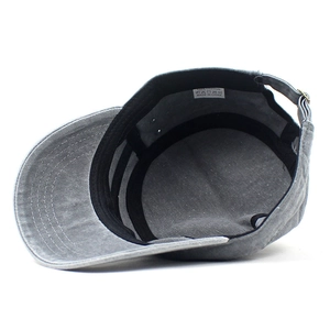 Vista interna del berretto militare in cotone grigio con fascia e fibbia in metallo