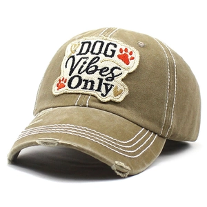 Dettaglio del cappellino vintage in cotone kaki con ricamo DOG Vibes Only e visiera con strappi
