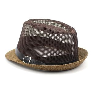 Detailansicht eines braunen Netz-Fedoras mit Strohkrempe und Lederschnalle für Sommer