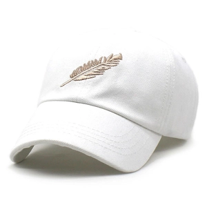 Broderie détaillée d'une plume dorée sur une casquette de baseball en coton blanc aux coutures nettes