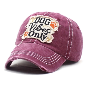 Dettaglio del cappellino vintage bordeaux con toppa DOG Vibes Only e cuciture a contrasto