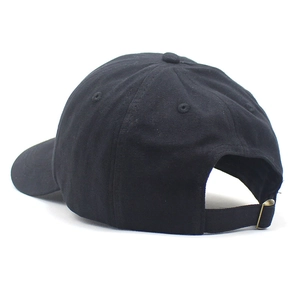 Détail de la boucle en métal réglable et du tissu respirant au dos de la casquette noire