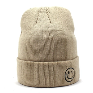 Berretto beige in maglia a coste con ricamo smiley nero caldo per l'inverno
