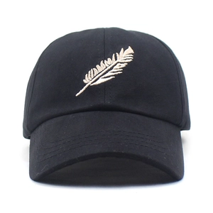 Casquette de baseball noire en coton avec broderie plume blanche et visière incurvée