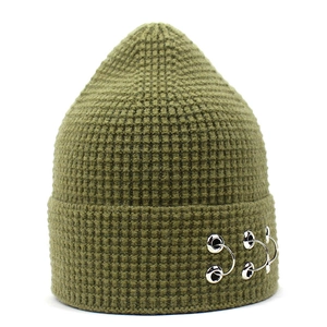 Bonnet en Tricot à la Mode Avec Anneaux Métalliques Style Punk Street Gaufre Chaud Bonnet en Laine Couleur Unie Automne Hiver