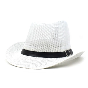 Détail du chapeau en maille blanche montrant la texture aérée et le ruban en cuir avec boucle