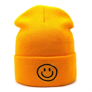 Berretto classico in maglia giallo brillante con ricamo a faccina nera sul risvolto