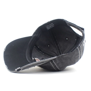 Berretto da baseball vintage in cotone nero lavato con visiera rovinata e cinturino regolabile