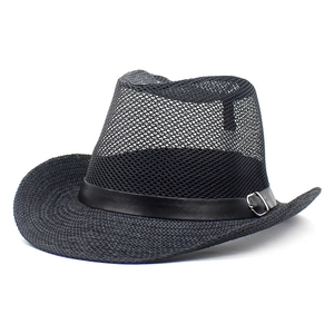 Détail d'un chapeau fedora noir en maille respirante avec lanière en cuir et boucle argentée
