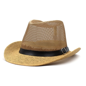 Détail de la maille marron et de la texture de paille du chapeau d'été avec sangle noire