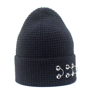 Bonnet en tricot noir pour femme avec anneaux métalliques argentés et bord replié