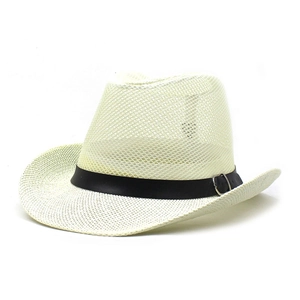 Détail de la maille respirante et de la bande noire sur le chapeau de soleil blanc crème