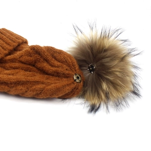 Gorro de punto trenzado amarillo con pompón de pelo sintético y botón de presión metal