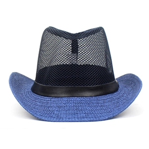 Détail de la maille noire et du bord en paille bleue sur un chapeau de soleil élégant