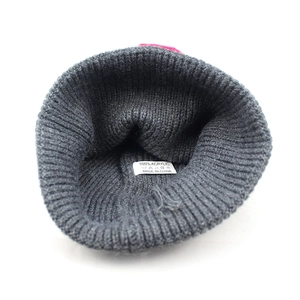Berretto in maglia grigio scuro con lettera C in 100% acrilico per l'inverno