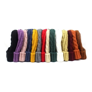 Gorros de punto de invierno en varios colores con dobladillo grueso de canalé