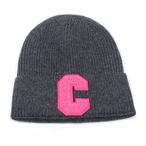 Berretto in maglia grigio scuro con toppa rosa a lettera C e calda trama a coste