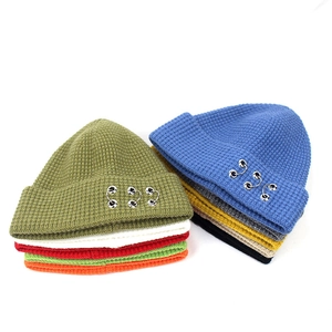 Bonnet en maille gaufrée avec anneaux métalliques disponible en plusieurs couleurs unies